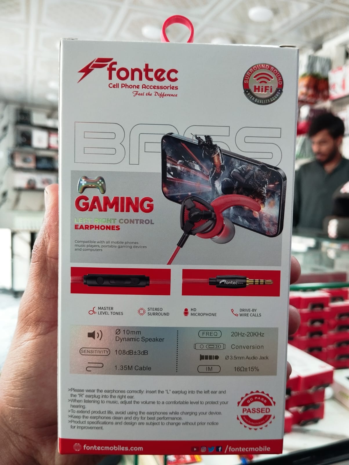 Ergonomic ear hook fit of the best budget gaming handsfree under 2000 in Pakistan.