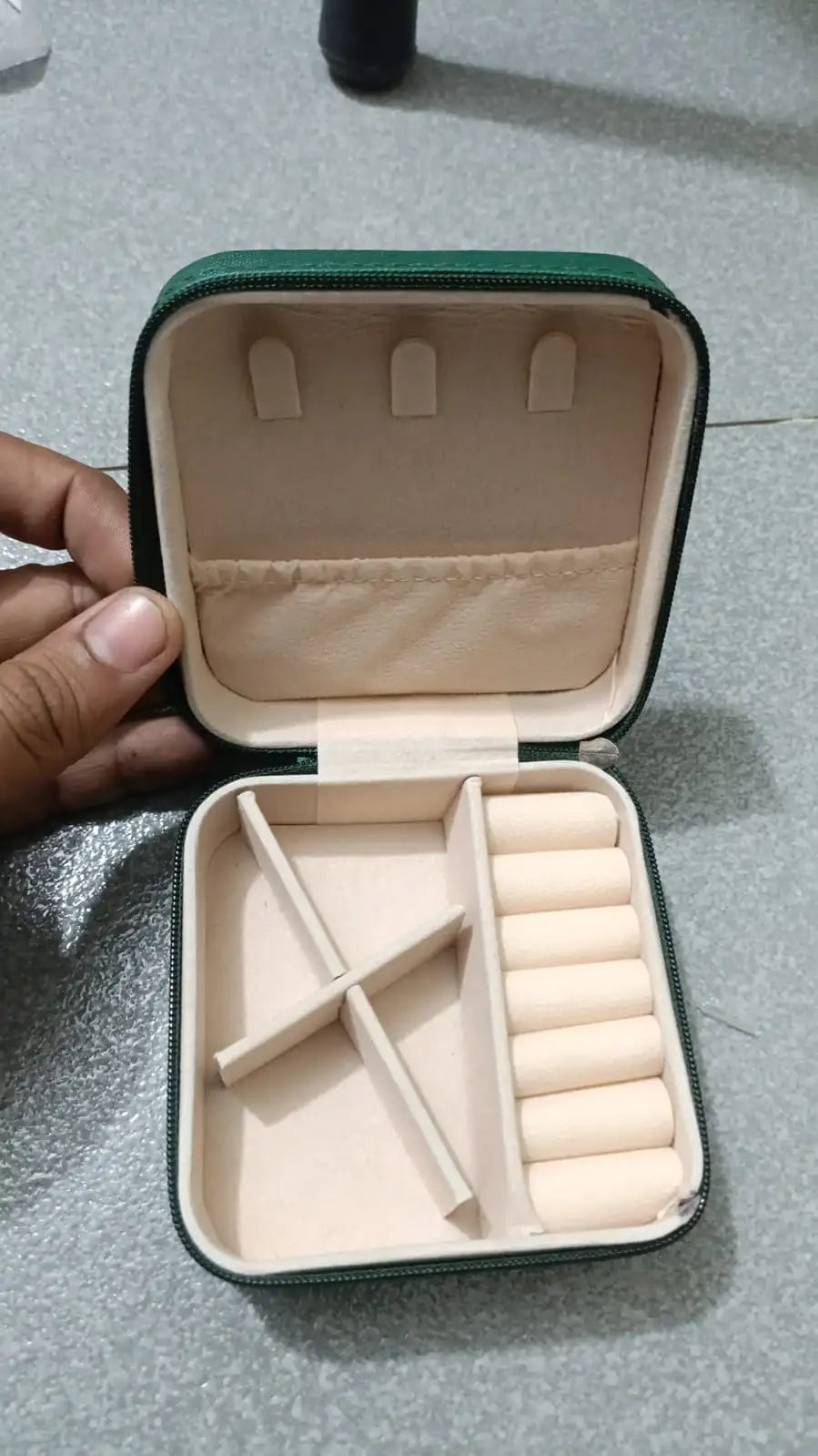 Perfect jewellery gift box for her during the wedding season.